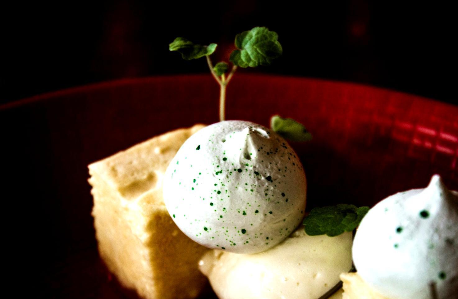 Osoba planująca posiłki z notatnikiem